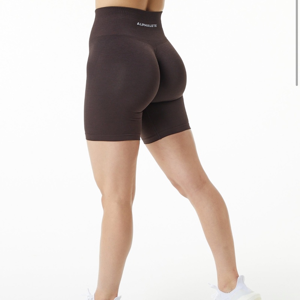 Alphalete amplify short 7.5 in color chocolate